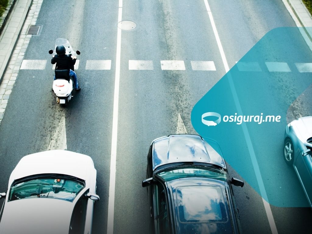 vožnja motora između auta u koloni